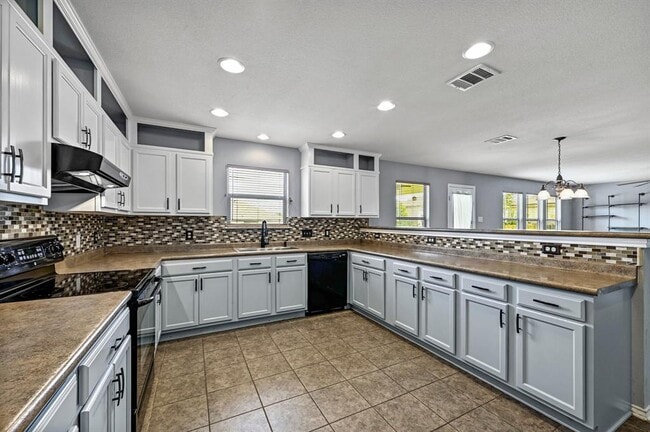 Building Photo - 214 Briarwood Dr