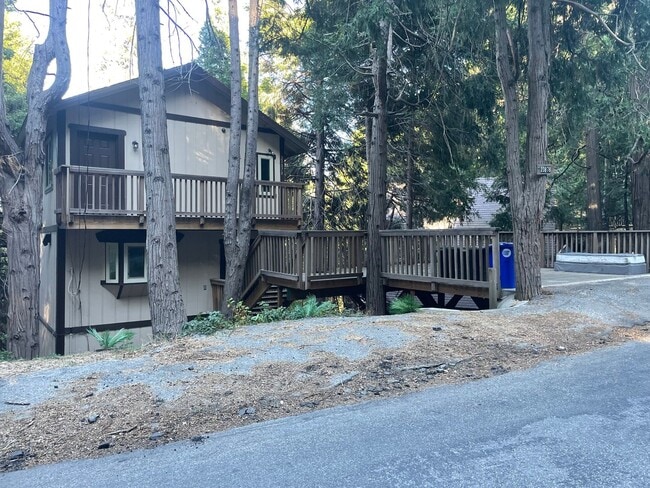 Building Photo - Fabulous mountain retreat freeway close!