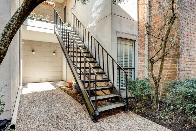 Building Photo - 1818 Augusta Dr