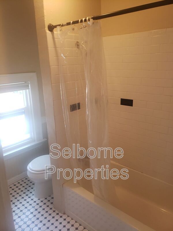 Building Photo - 546 Merrimac St