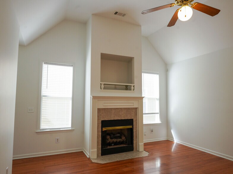 Living room - 1229 Misty Isle Dr