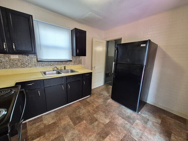 Building Photo - 2806 Hartzer St