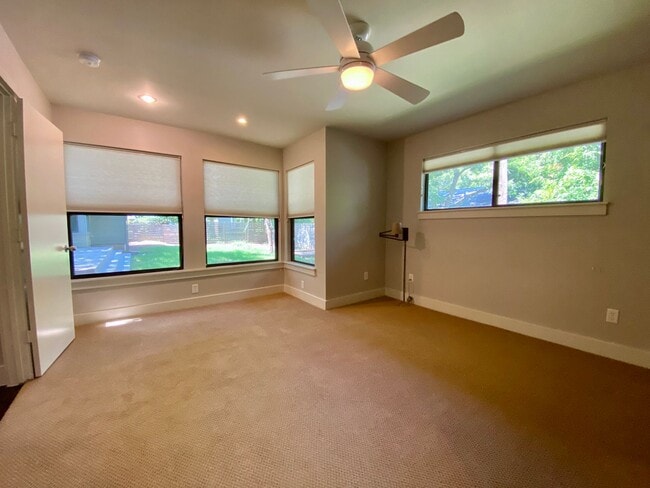 Building Photo - Charming 4 Bedrooms, 3 Bathrooms Home in Allandale!!!!