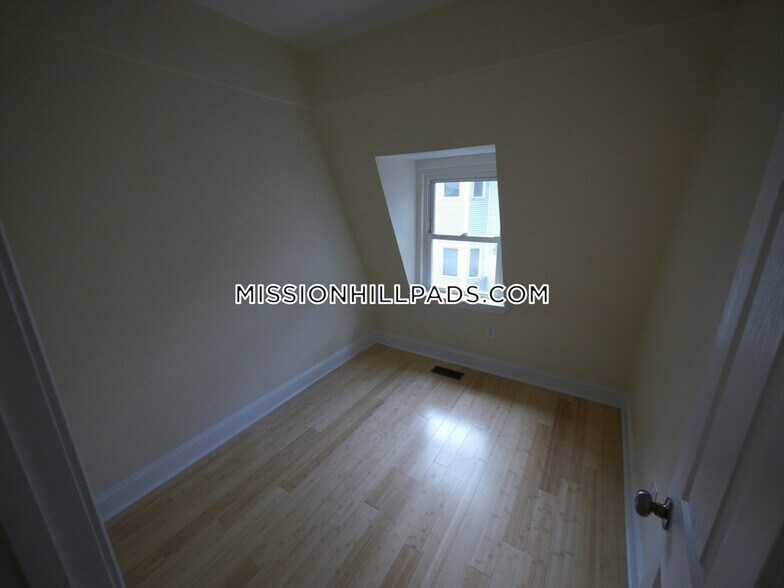 Building Photo - 5 Saint James Pl
