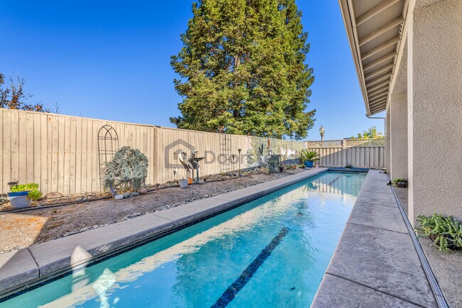 Building Photo - 400 Plover Ct