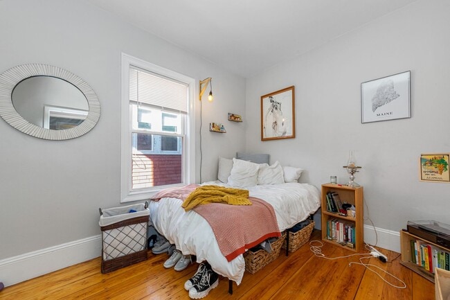 Building Photo - 5 BED/2 BATH ON CALUMET ST. FOR 9/1/2026 WITH CENTRAL AIR