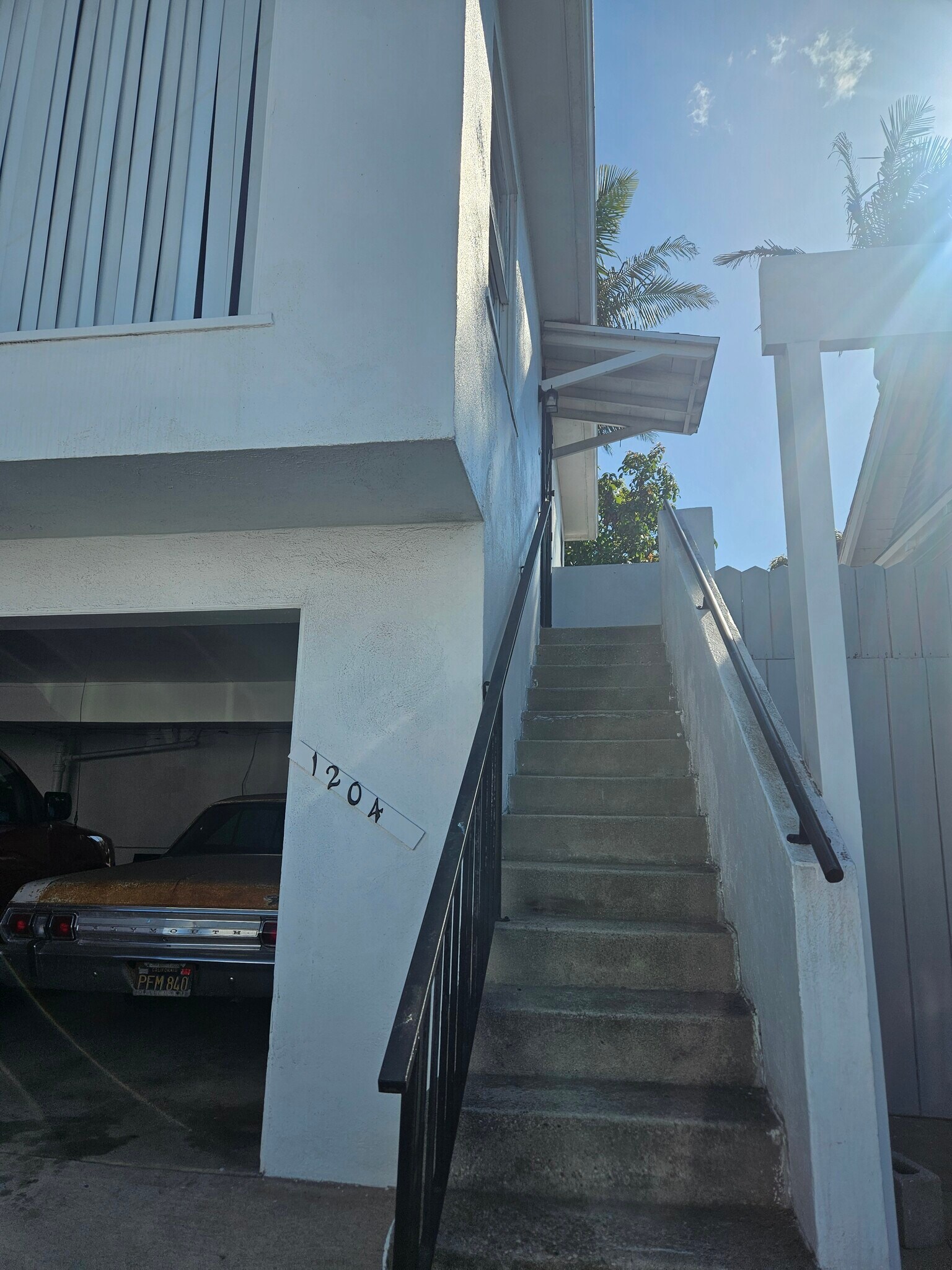 front interance - 1204 Bonnie Brae St