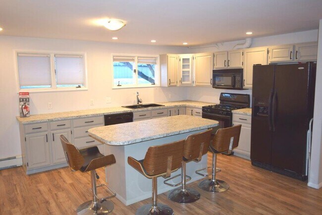 Kitchen/bar - 720 Dogwood St