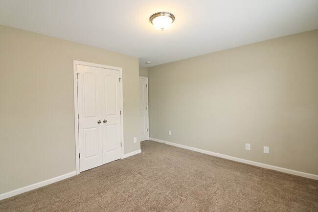 Building Photo - Spacious 4-Bedroom Home with Fireplace in Fayetteville, NC - A Must-See Rental Property!