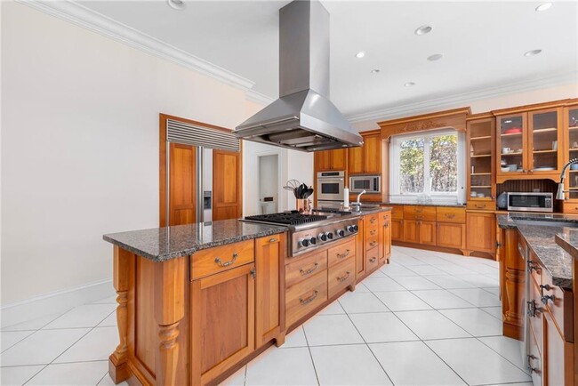 Building Photo - 524 Tillinghast Rd