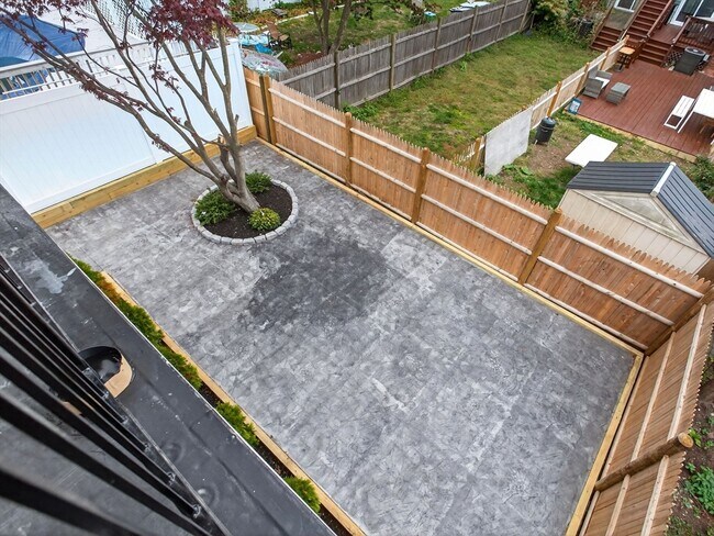 Building Photo - 551 E 7th St