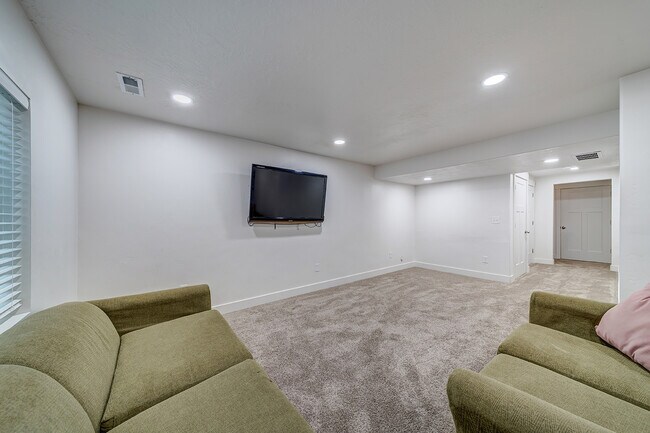 Building Photo - 7182 N Brook Rdg