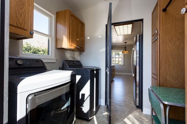 Building Photo - Charming Home in Kensington