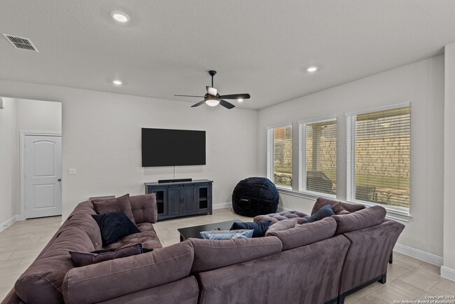 Building Photo - 1318 Tabuenfeld - Excellent, Clean Home, N...