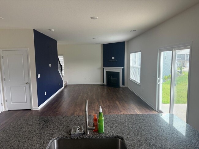 Building Photo - 915 Utopia Ln