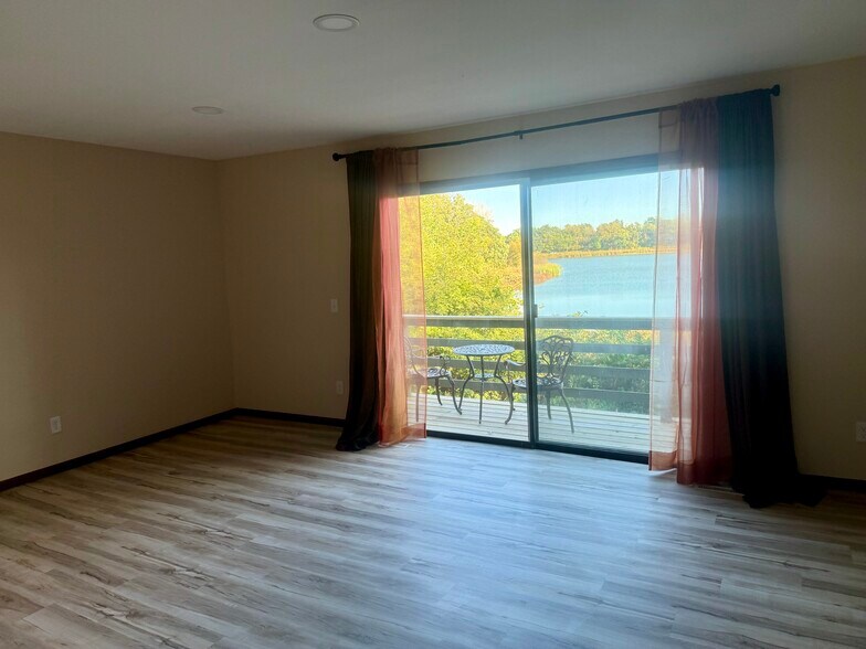 LR - 7217 Park Shores Ct