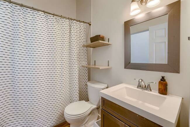 Building Photo - Charming 2 Bedroom Just Minutes from the Old Market!!