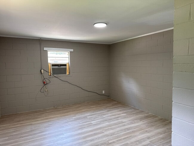 Building Photo - 2 Bed 1 Bath Apartment
