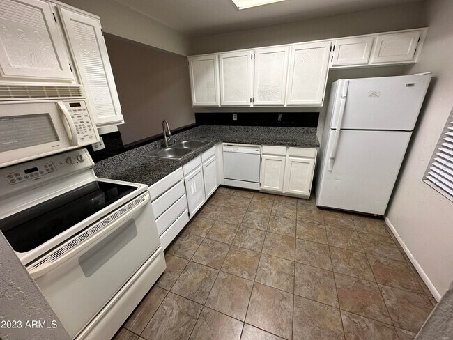 Building Photo - 930 N Mesa Dr