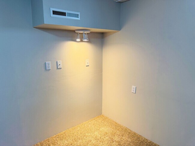 Building Photo - Dog Friendly 4 Bedroom - Billings West End