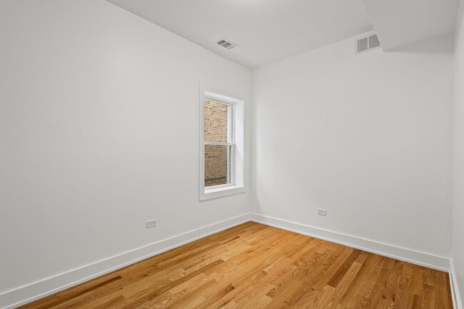 Building Photo - 3934 N Sawyer Ave