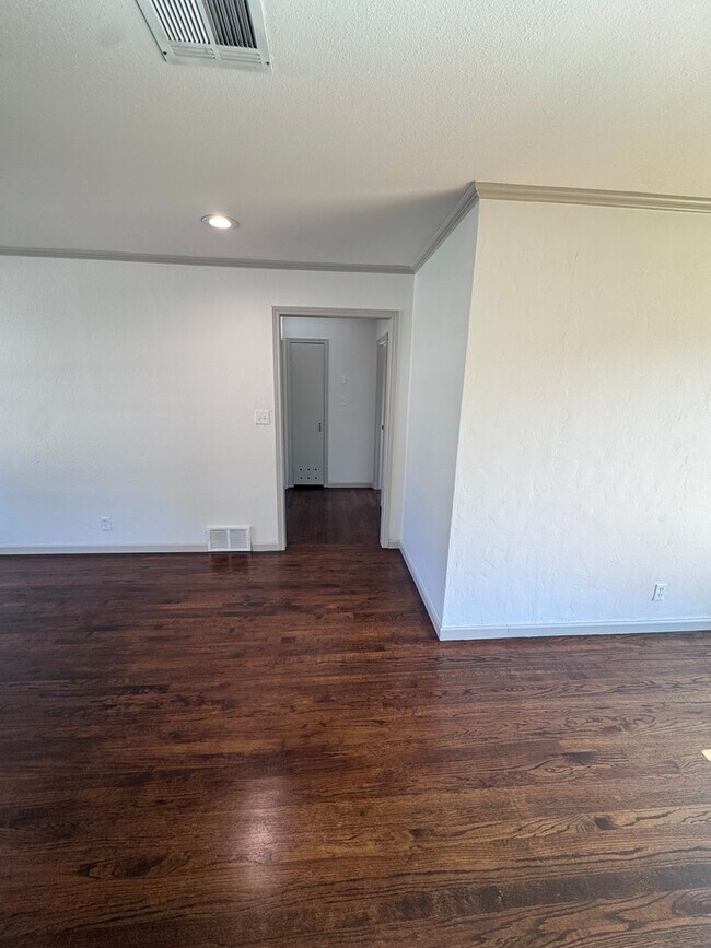 Building Photo - Updated Midtown Bungalow Charmer! 2 Bed 1 ...