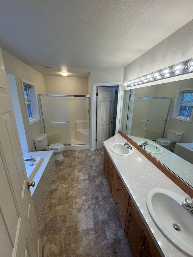 Building Photo - Single level home ~3 Bedroom ~ 2 bath House in Great Location with A/C