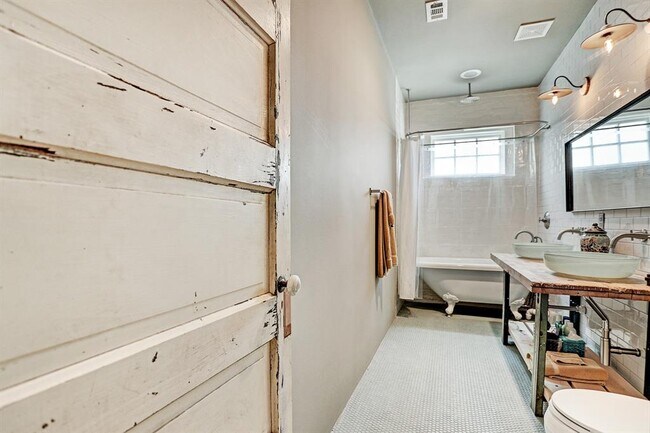 Building Photo - 808 Coronado St