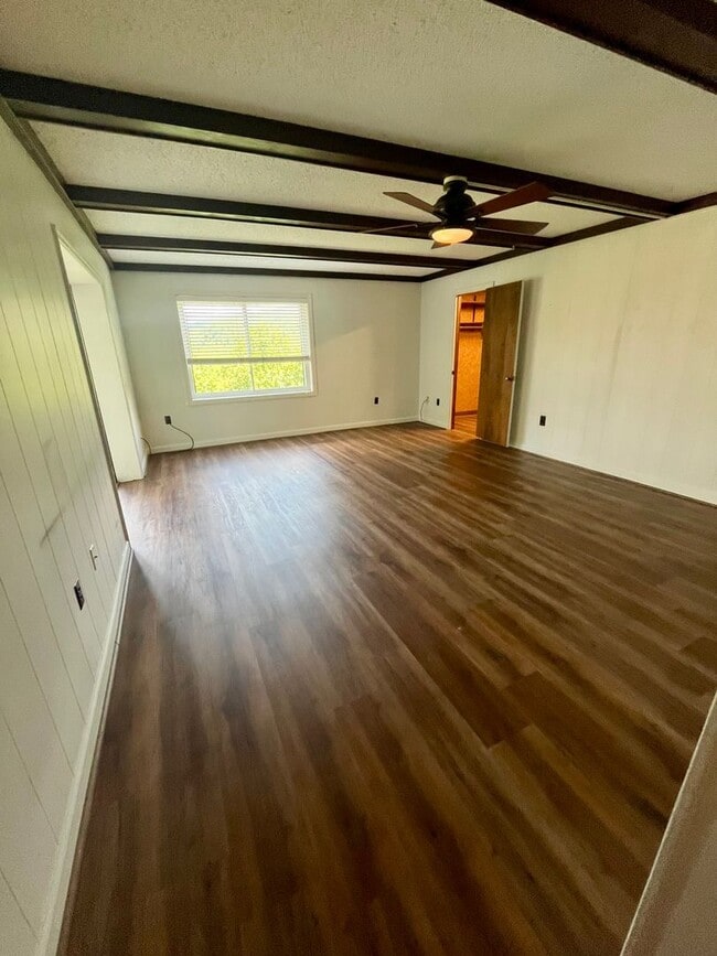 Building Photo - Well-Located One-Level Condo -- Just Minut...