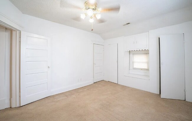 Building Photo - 935 Somerset Dr