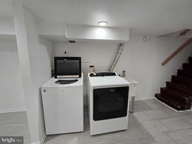 Building Photo - 831 Fanshawe St