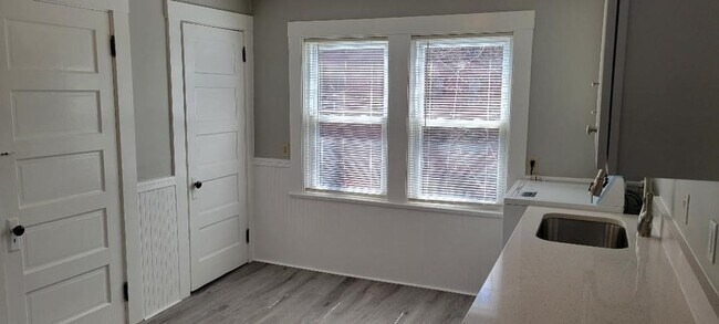 Building Photo - 10-12-12 Brookway Terrace