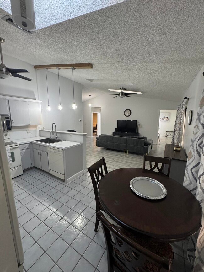 Building Photo - 1371 Thornbank Ln