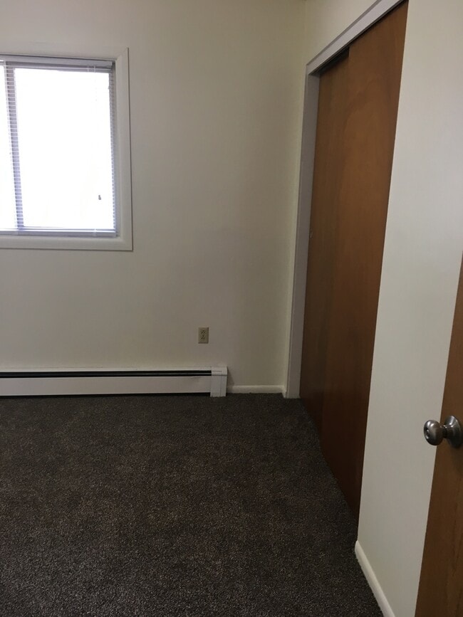 Building Photo - 3 Bedroom 1 Bathroom Duplex