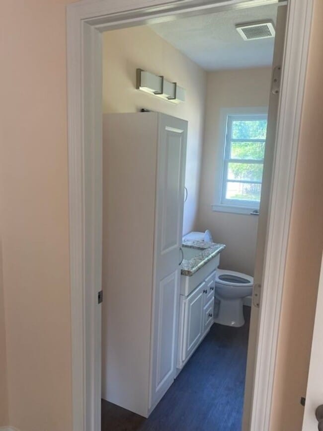 Building Photo - Cute beach bungalow in Biloxi, MS!
