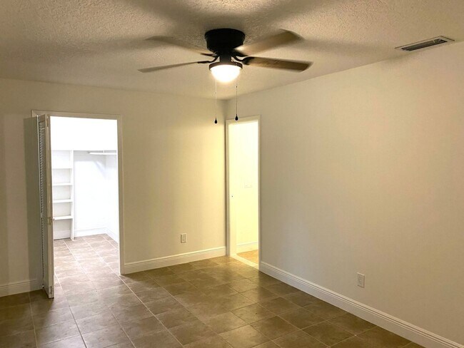 Building Photo - Southern Oaks 2 / 2 with Office & Sun Room