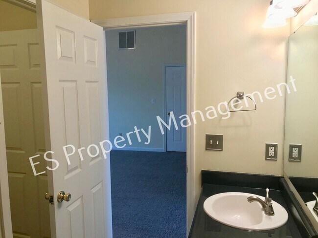 Building Photo - Great 3 Bedroom 2 Bathroom Ranch Style Hom...