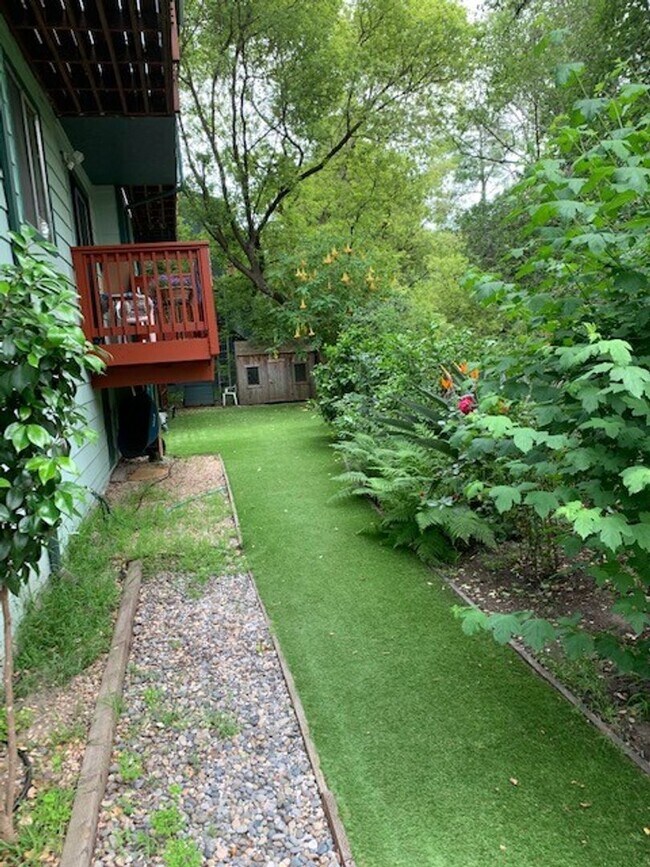 Building Photo - 4 Bedroom 2.5 Bath  with loft ,office, and sauna