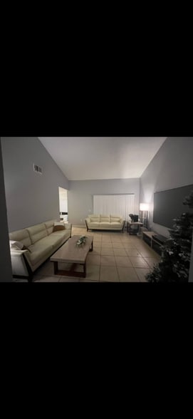 Building Photo - 1370-1376 6 Iron Dr