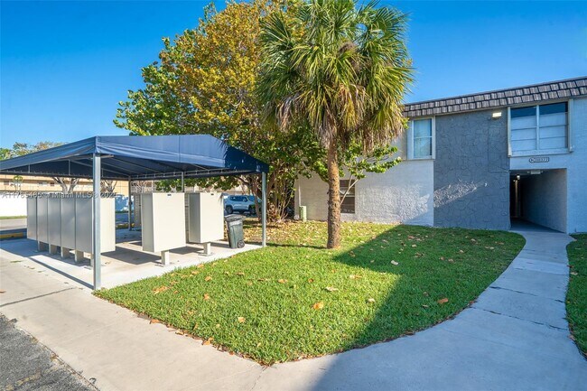 Building Photo - 10377 N Kendall Dr