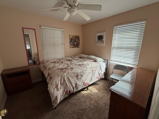 Building Photo - 420 E 47th St