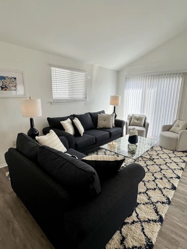 Building Photo - Renovated Home - Sleeps 6 - Winter Rental Only