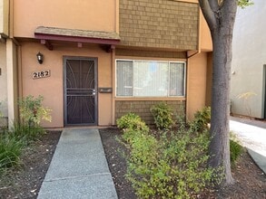 Building Photo - 3 bedroom 1.5 bathroom condo in Davis