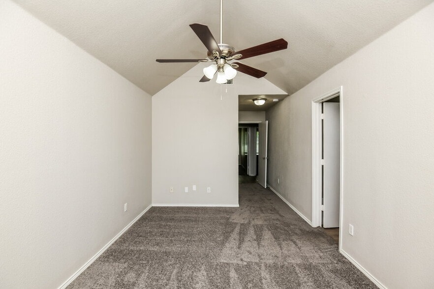 Building Photo - 1528 Pine Ln