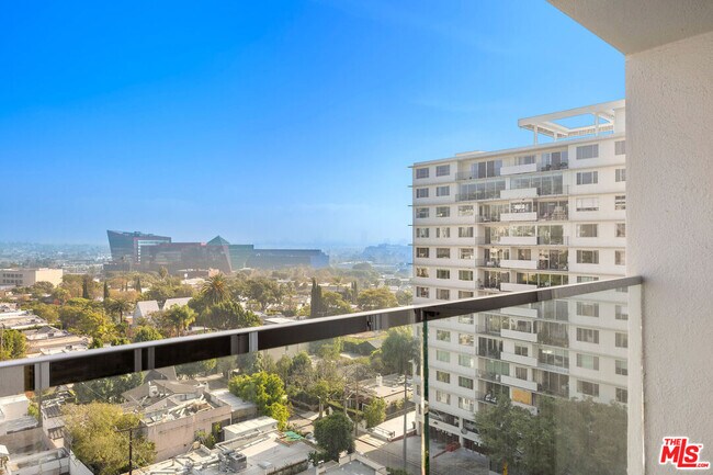 Building Photo - 838 N Doheny Dr