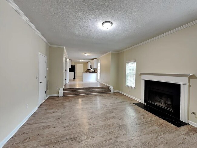 Building Photo - 408 Leafmore Rd SW