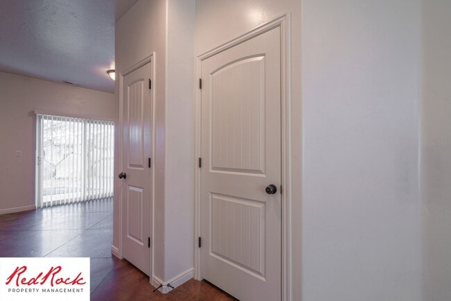 Building Photo - 3 Bedroom Townhome In Southgate Community