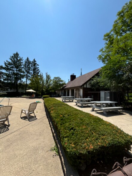 Building Photo - 484 Timber Ridge Dr