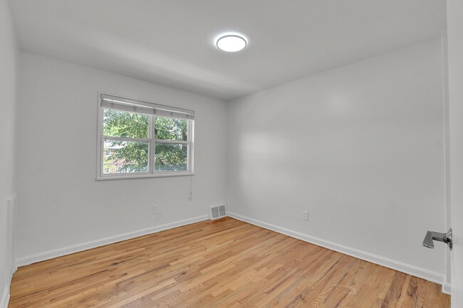 Building Photo - 3354 Coolidge Hwy