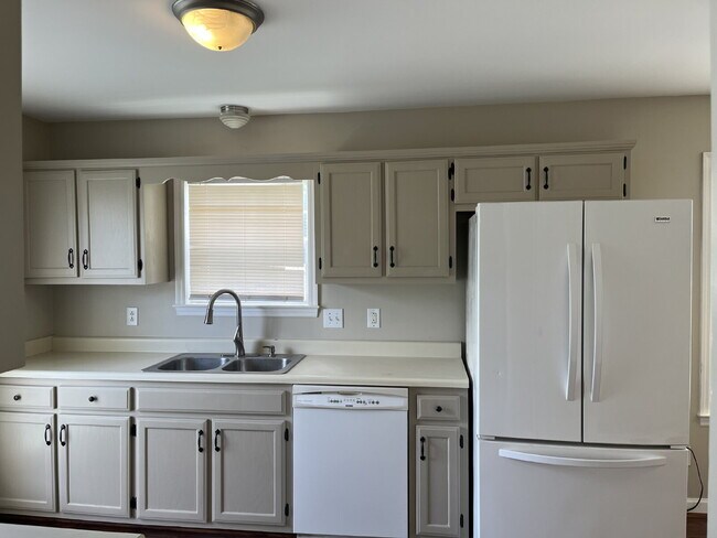 Building Photo - "Charming 3-Bedroom Home with 2 Full Baths in Beautiful Thompson's Station!" FENCED BACKYARD!